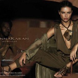 Adriana Lima protagoniza una polémica promoción de Donna Karan