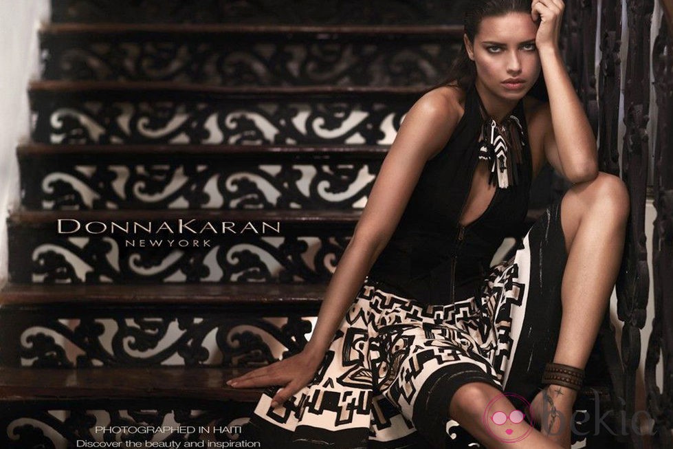 Adriana Lima protagoniza la nueva campaña de Donna Karan