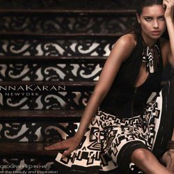 Adriana Lima protagoniza la nueva campaña de Donna Karan