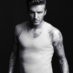 David Beckham con camiseta de tirantes blanca