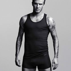 David Beckham con camiseta de tirantes negra