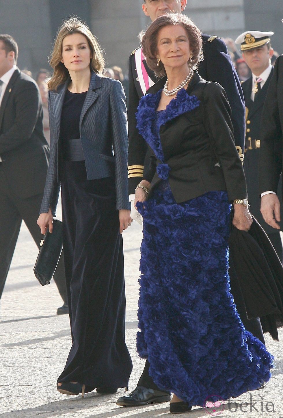 La Princesa Letizia y la Reina Sofía con vestidos en azul cobalto