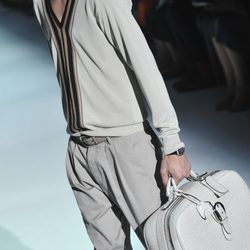 Modelo de bolso masculino en piel de Gucci