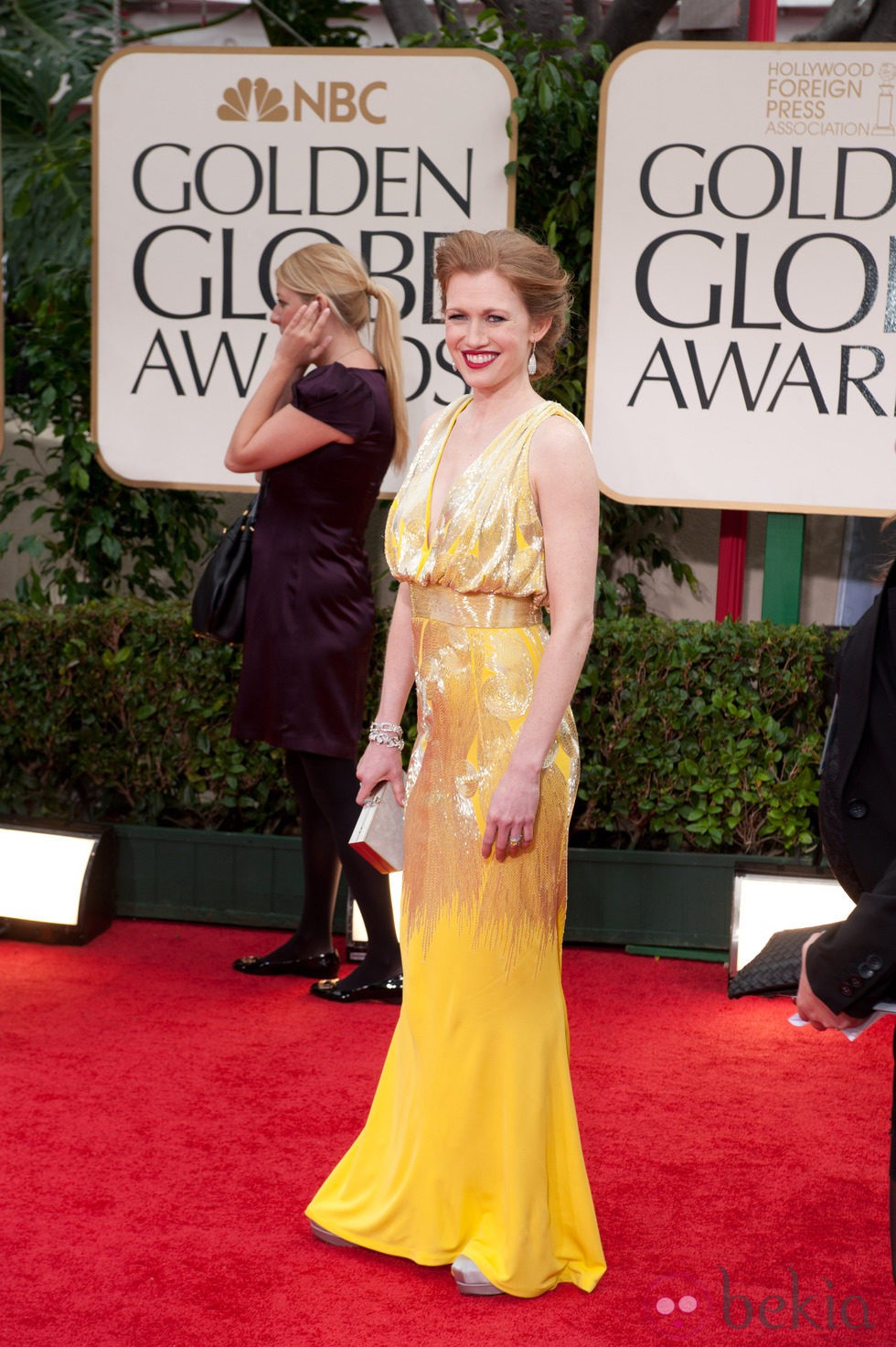 Mireille Enos con vestido amarillo de Naeem Khan en la alfombra roja de los Globos de Oro 2012