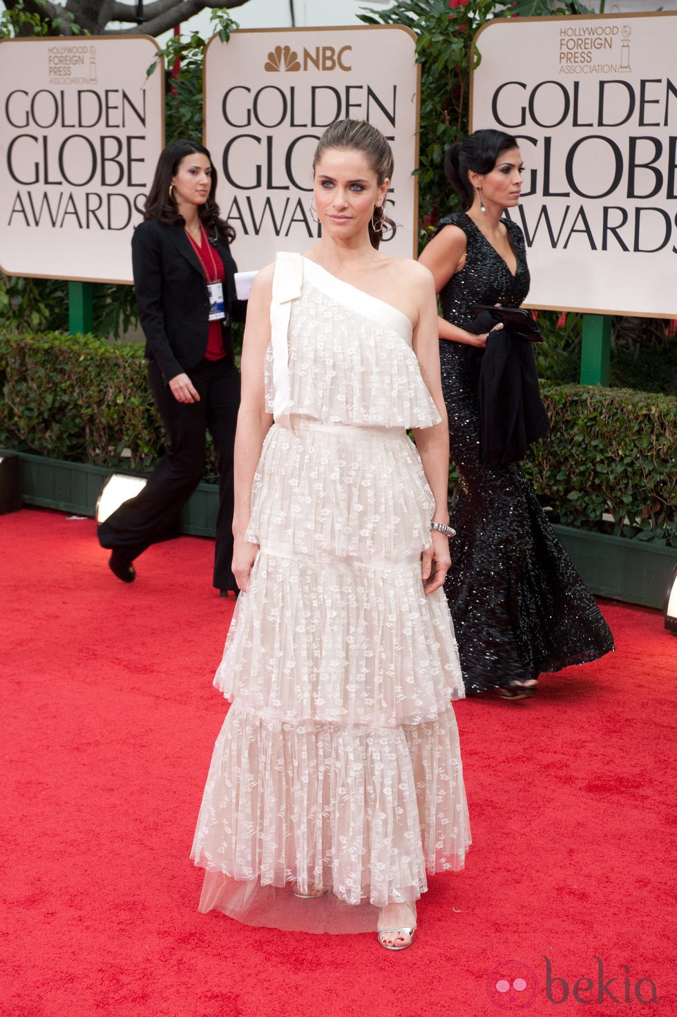 Amanda Peet con vestido de volantes de Ivory Frothy en la alfombra roja de los Globos de Oro 2012