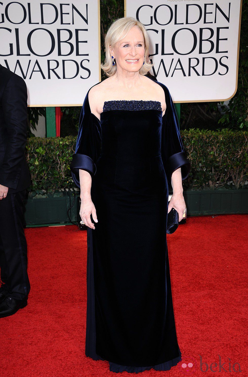 Glenn Close con vestido negro largo en la alfombra roja de los Globos de Oro 2012