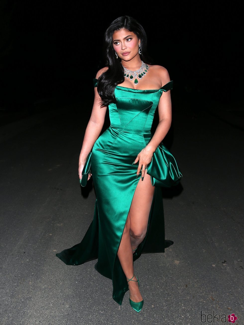 Kylie Jenner con vestido verde esmeralda en Los Ángeles