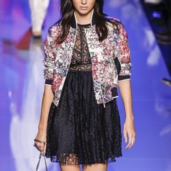 Kendall Jenner desfileando para Elie Saab con la colección primavera/verano 2016