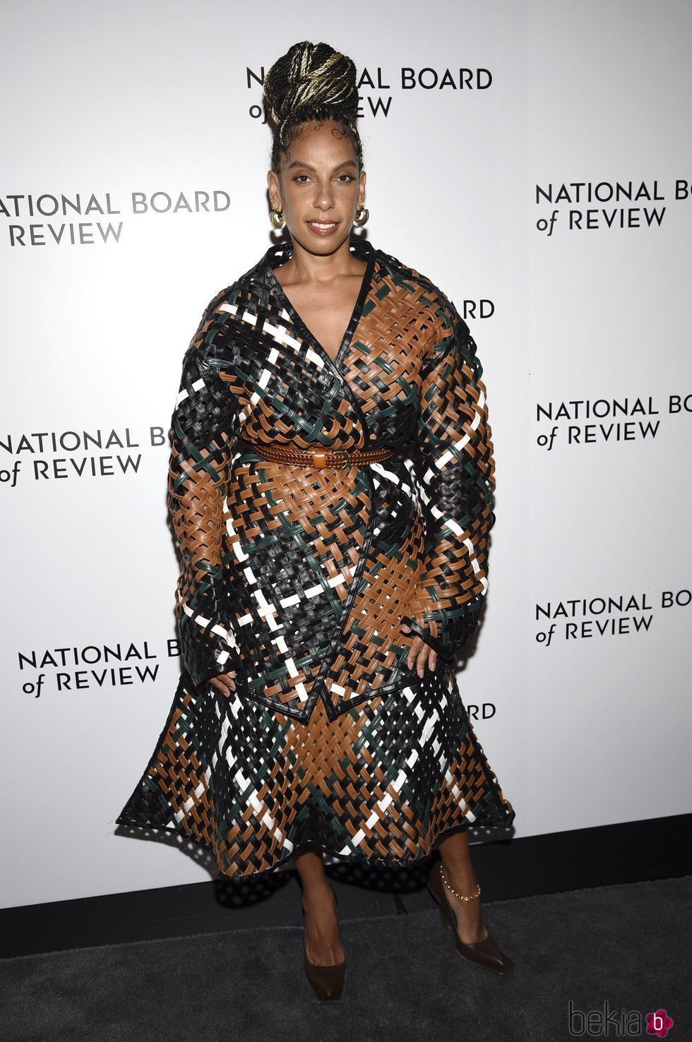 Melina Matsoukas con abrigo y falda midi en los Review Awards 2020