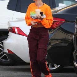 Hailey Baldwin y su fallido total look orange deportivo en Los Ángeles