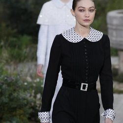 Vestido de tweed negro de la colección primavera/ verano 2020 de Alta Costura de Chanel