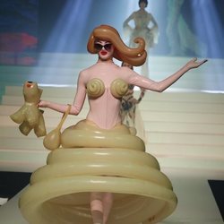 Vestido de plástico reciclado del desfile de Alta Costura 2020 de Jean Paul Gaultier