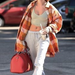 Hailey Baldwin con un street look desafortunado en Los Ángeles