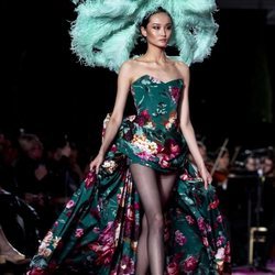 Vestido largo asimétrico con estampado de flores en el desfile otoño/invierno 2020-2021 de Pertegaz