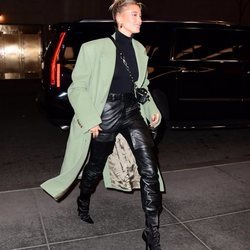 Hailey Baldwin con look negro y trench verde