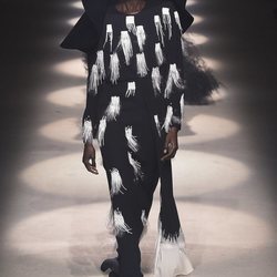 Vestido negro con flecos y sombrero de ala otoño/ invierno 2020-2021 de Givenchy