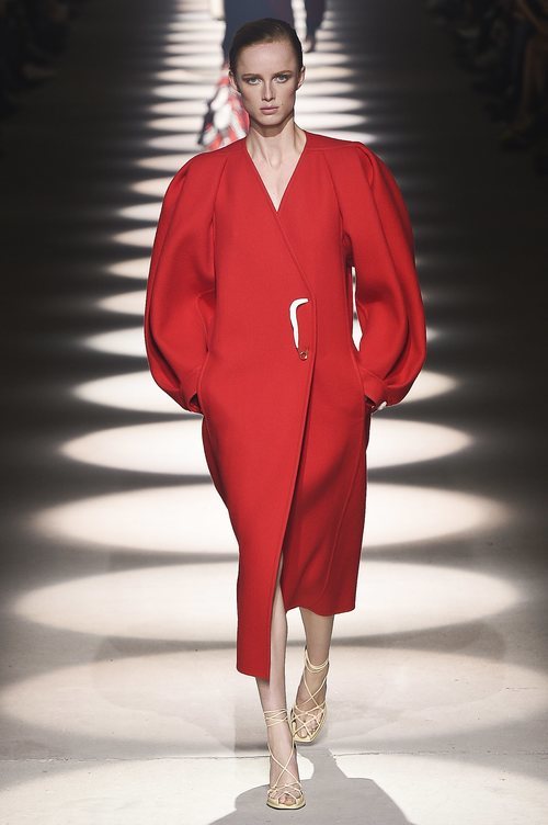 Vestido rojo con cierre de broche otoño/ invierno 2020-2021 de Givenchy