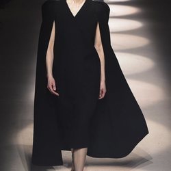 Vestido midi con capa otoño/ invierno 2020-2021 de Givenchy