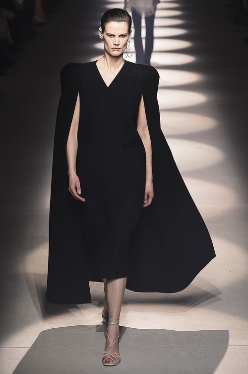 Vestido midi con capa otoño/ invierno 2020-2021 de Givenchy