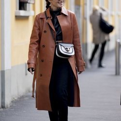 Gala González con un bolso bandolera de piel de la colección Timeless primavera/verano 2020 de Tod's