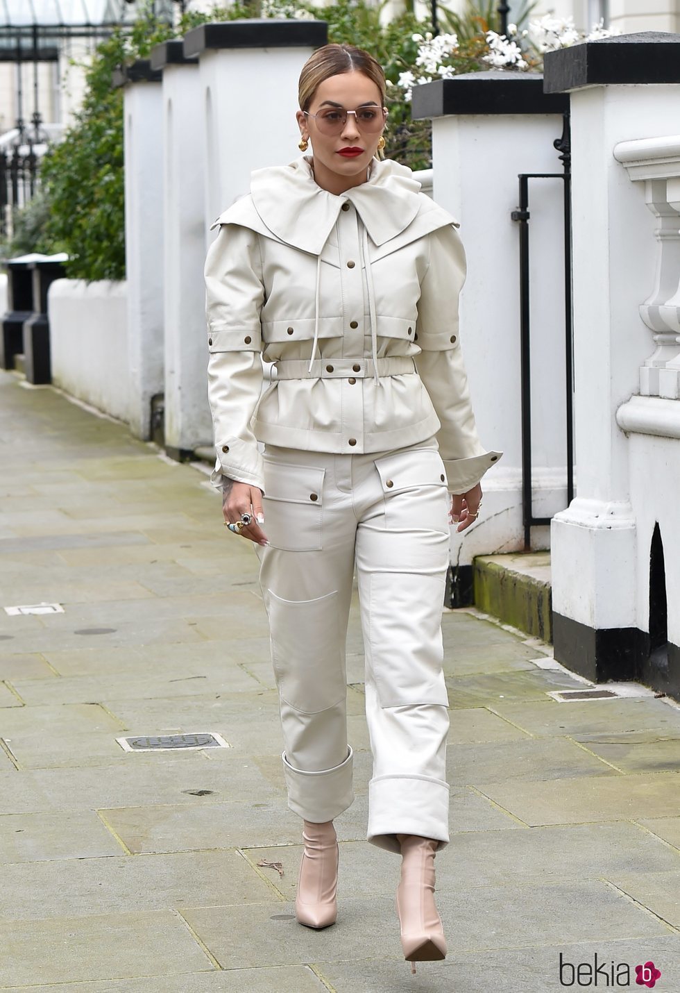 Rita Ora de blanco en Notting Hill