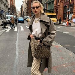 Elsa Hosk apuesta por la logomanía y los colores tierra en un look de entretiempo