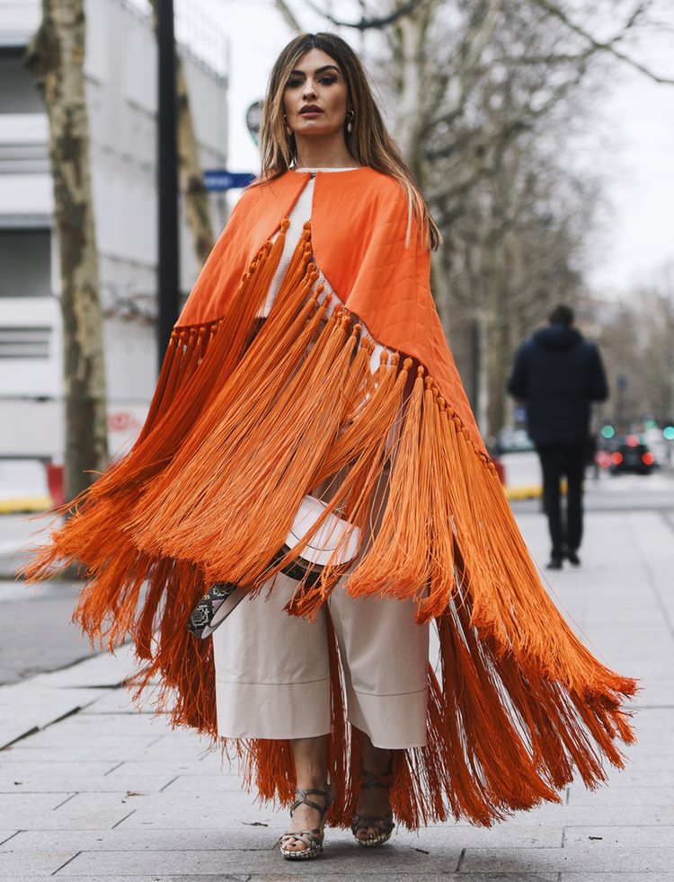 Ángela Rozas (Madame de Rosa) con una capa de Beatriz Peñalver durante la Semana de la Moda de París otoño/invierno 2019-2020