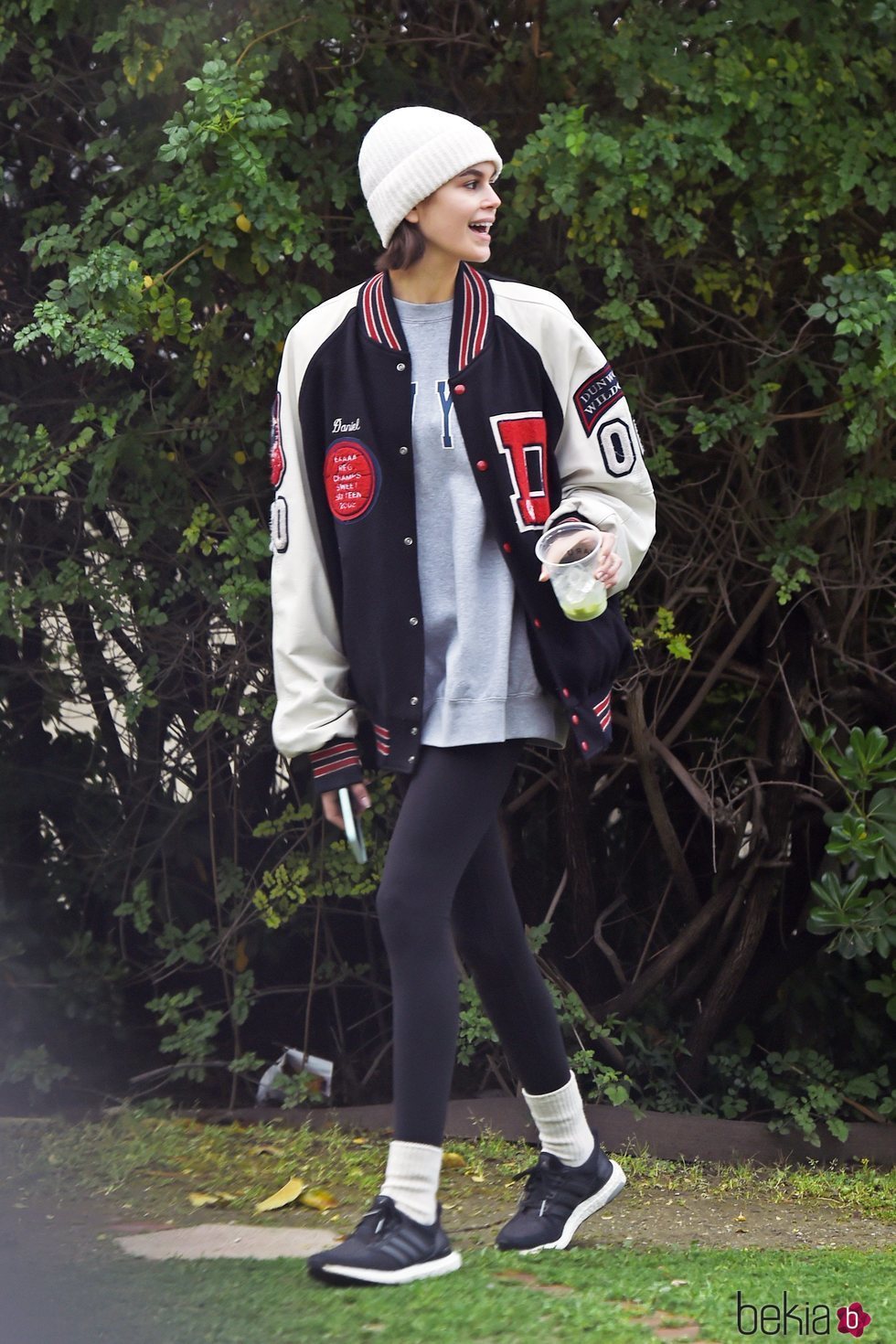 Kaia Gerber con un look sporty para dar un paseo por Los Ángeles con sus amigos