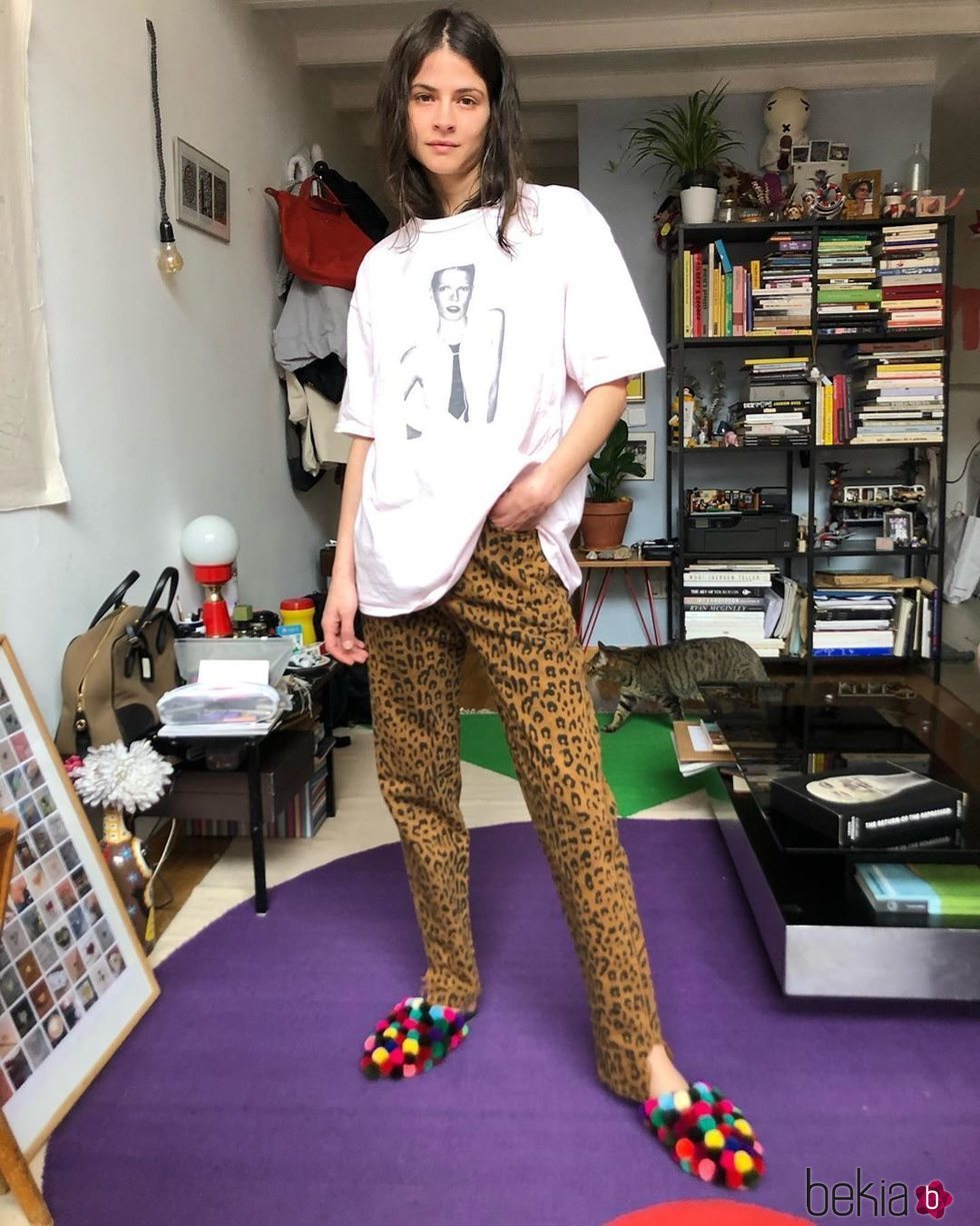 Alba Galocha con pantalón animal print y zapatilllas de andar por casa multiculor