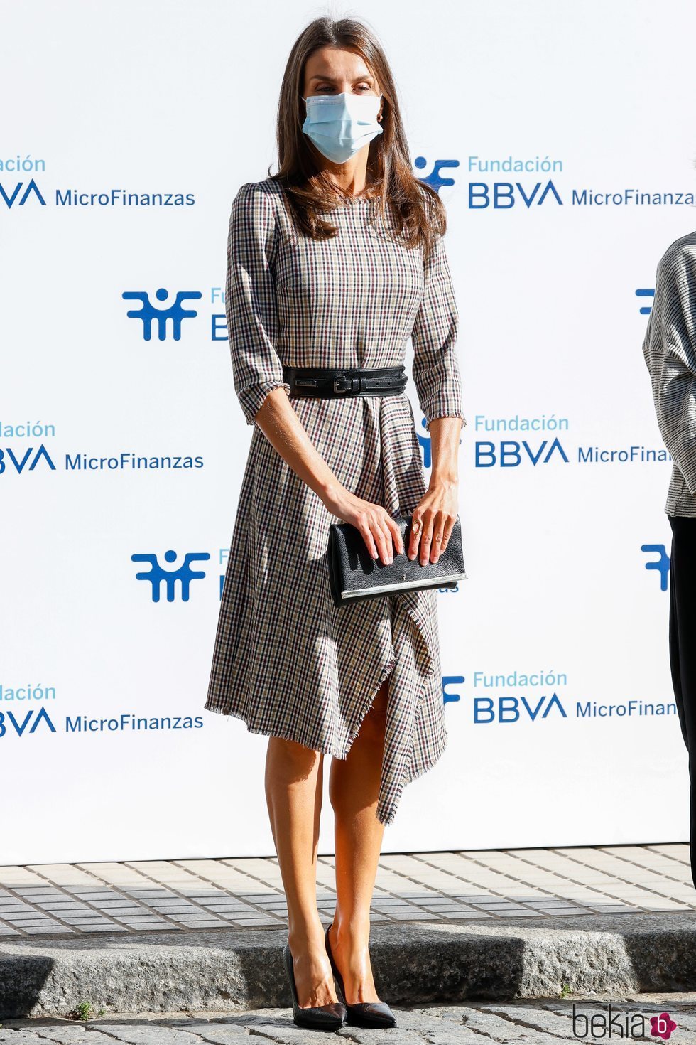 La Reina Letizia con un vestido de cuadros en un acto del Banco BBVA