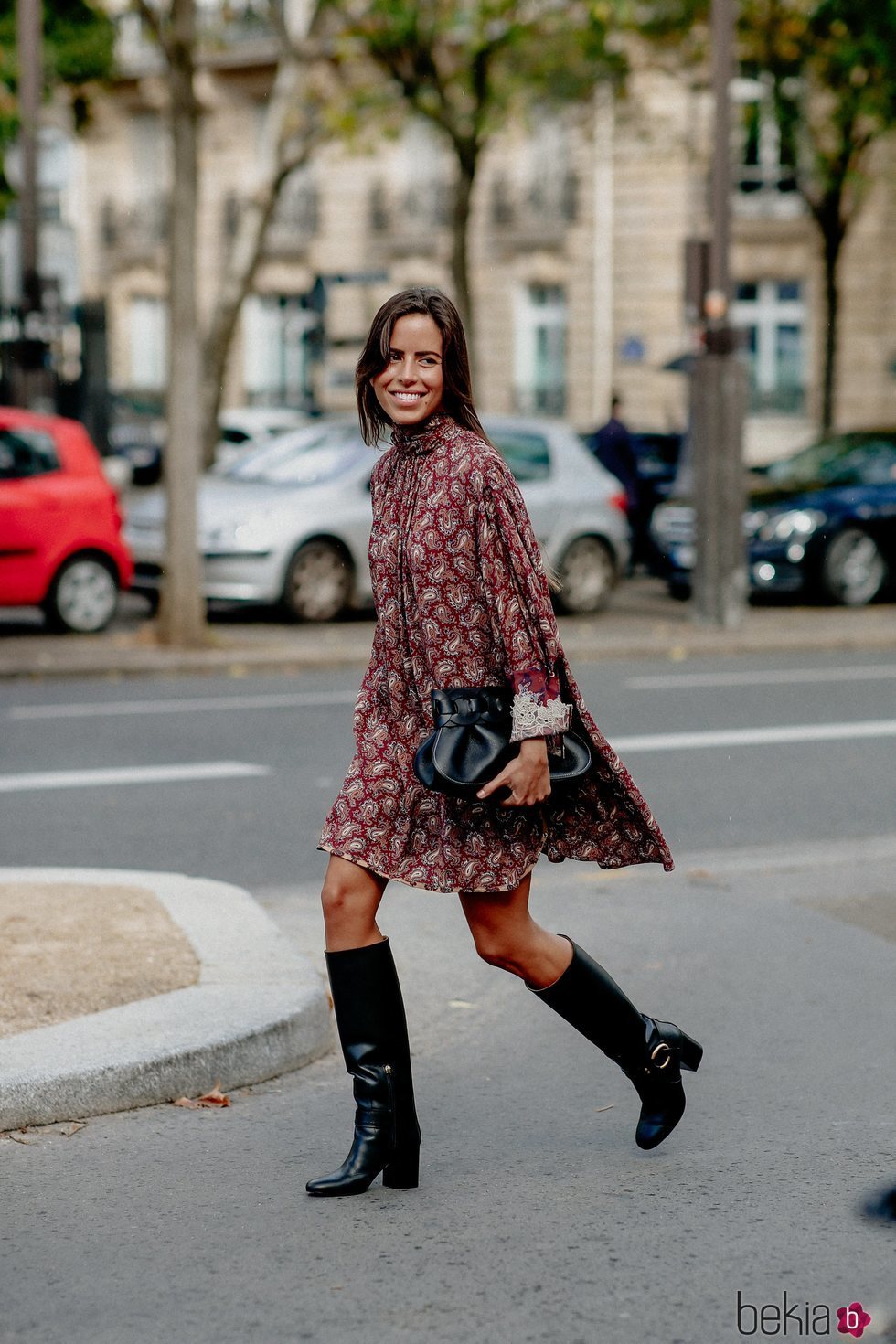 Nina Urgell con un vestido boho y botas altas en el desfile de Chloé primavera/verano 2021 en París