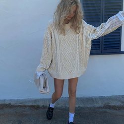 Elsa Hosk con jersey oversize y mocasines