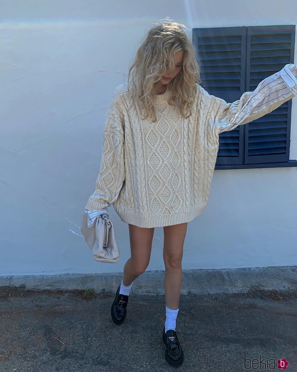 Elsa Hosk con jersey oversize y mocasines