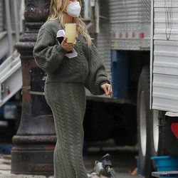 Hilary Duff con un conjunto de punto en el rodaje de 'Younger'