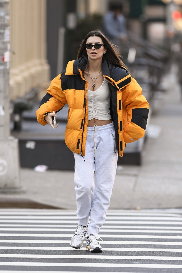 Emily Ratajkowski con un abrigo plumas amarillo de The North Face