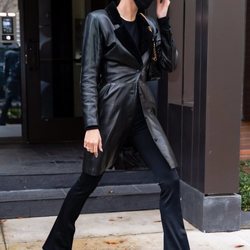 Hailey Baldwin con un total look negro en Nueva York