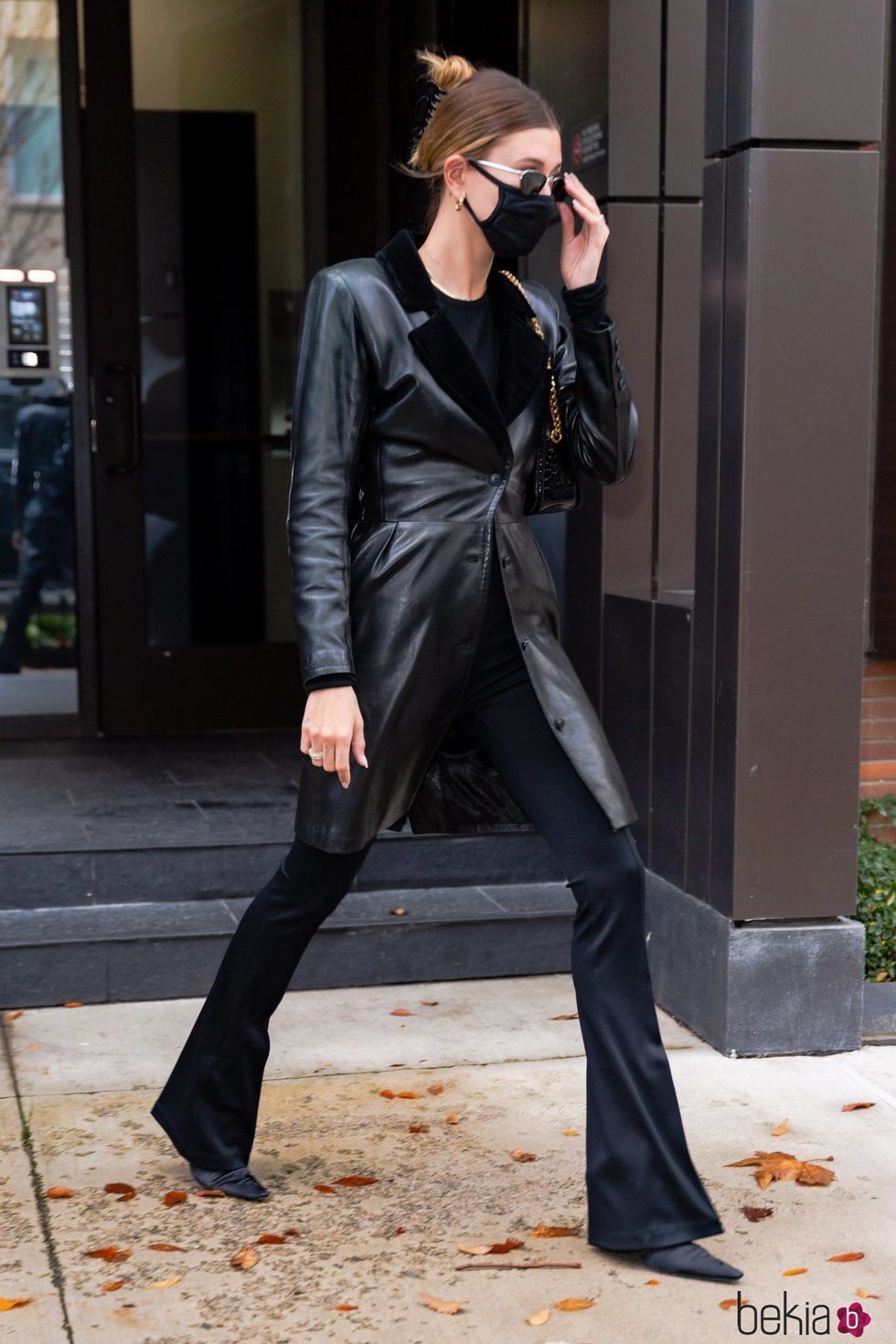 Hailey Baldwin con un total look negro en Nueva York