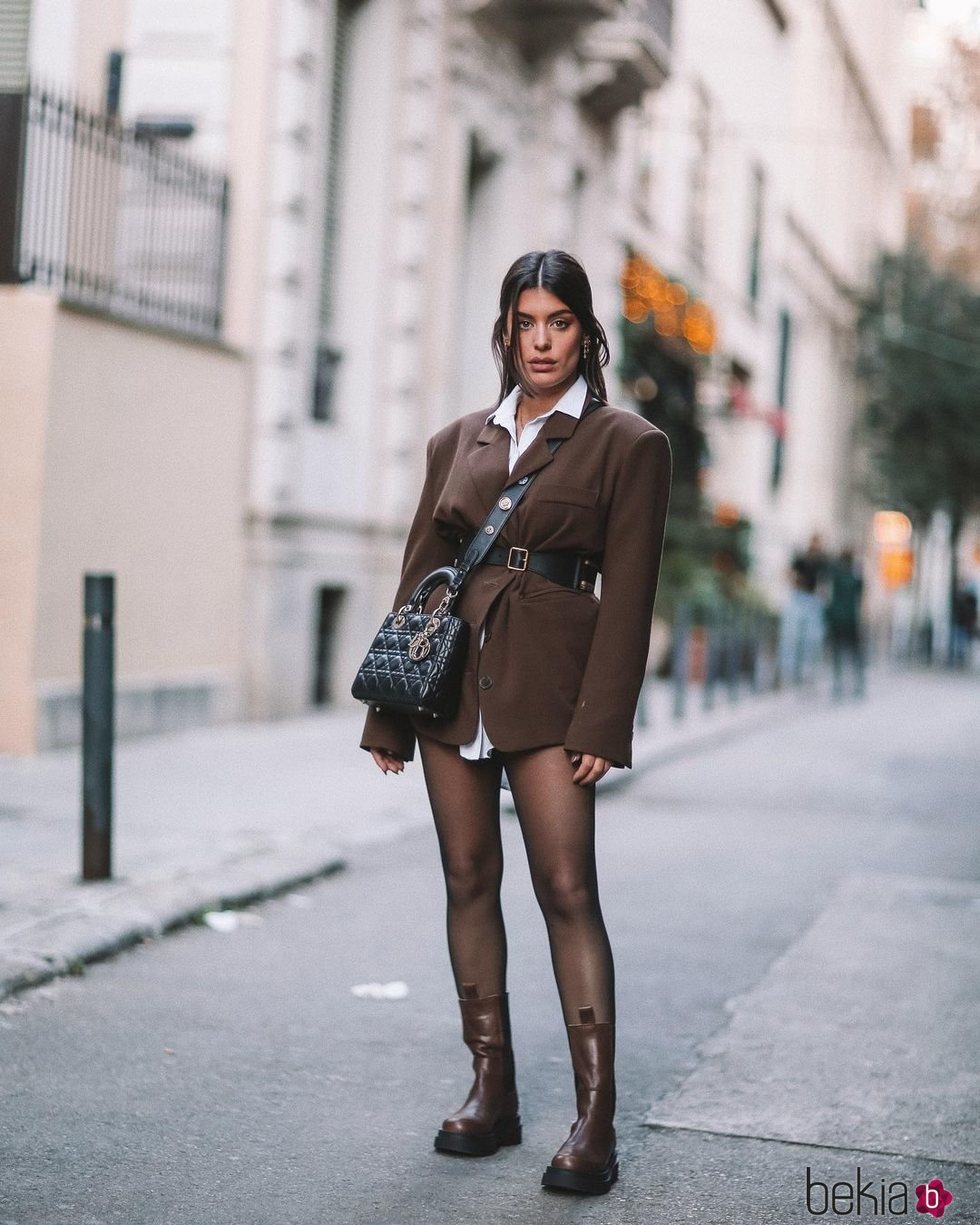 Dulceida con un look que combina marrón y negro