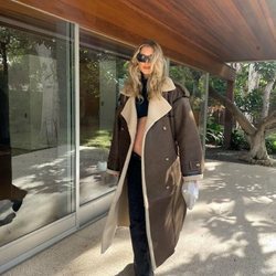 Elsa Hosk con una chaqueta de aviador versión abrigo en Los Ángeles