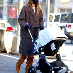 Gigi Hadid apuesta por un bucket hat para resguardarse del frío en Nueva York