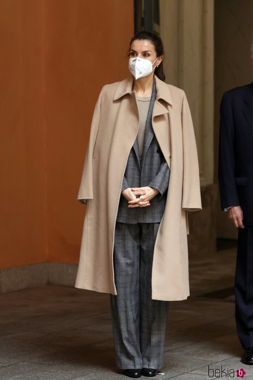 La Reina Letizia con abrigo camel y traje de sastre en la reunión del Consejo Estratégico del Proyecto Mujer e Ingeniería