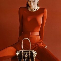 Kendall Jenner con un total look rojo en la campaña primavera/verano 2021 de Givenchy