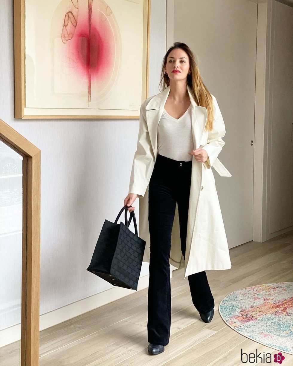 Helen Lindes con un look sencillo bicolor en negro y beige