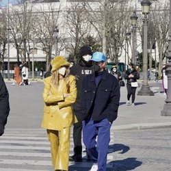 Hailey Bieber con un look monocromático en París