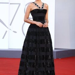 Sara Sampaio de Armani Privé en la premiere de 'Madres paralelas' en el Festival de Venecia 2021