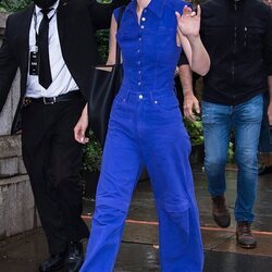 Gigi Hadid llegando al desfile de Moschino durante la Semana de la Moda de Nueva York primera/verano 2022