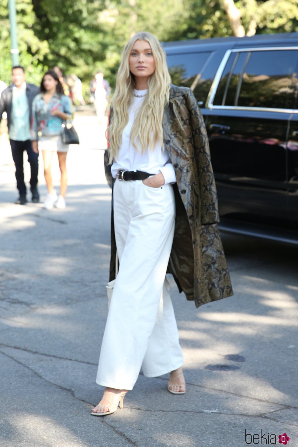 Elsa Hosk llegando al desfile de Michael Kors durante la Semana de la Moda de Nueva York primera/verano 2022