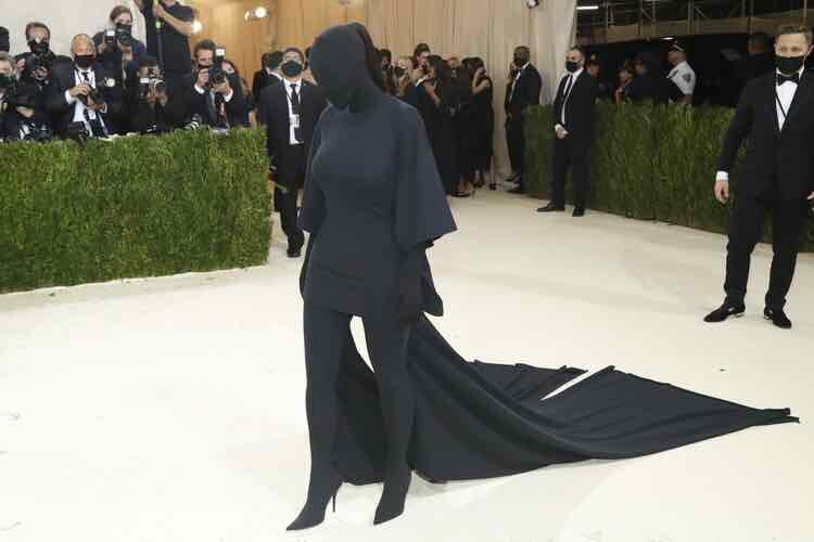 Kim Kardashian de Balenciaga en la MET Gala 2021