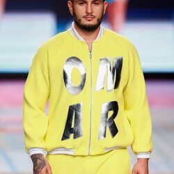 Omar Montes desfilando para Ágatha Ruiz de la Prada en la MBFW de Madrid