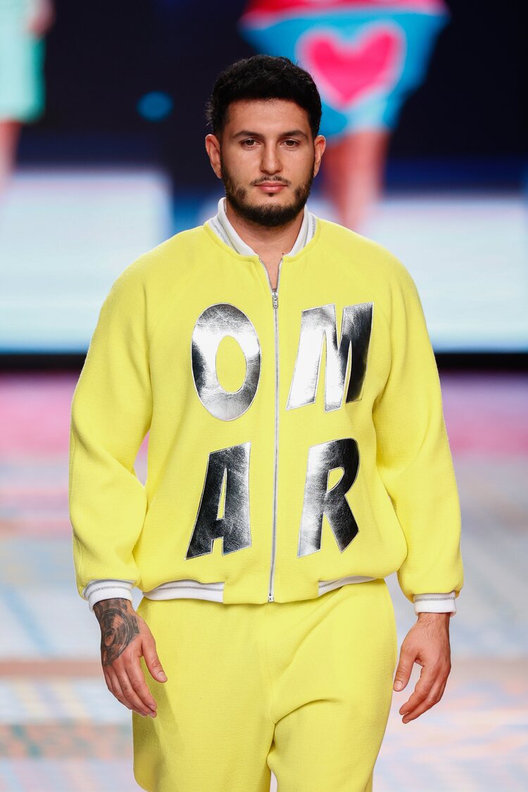 Omar Montes desfilando para Ágatha Ruiz de la Prada en la MBFW de Madrid